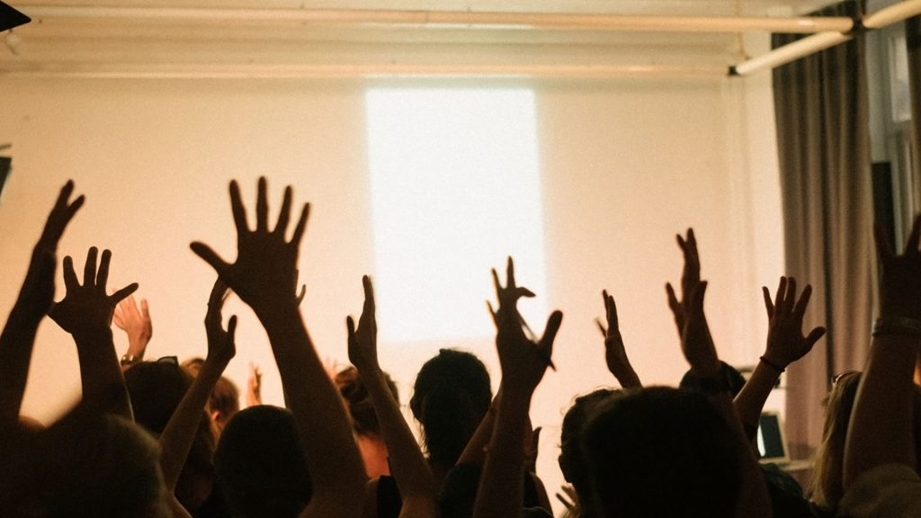 Taube Menschen geben Applaus für Gebärdensprachvideo auf der Leinwand