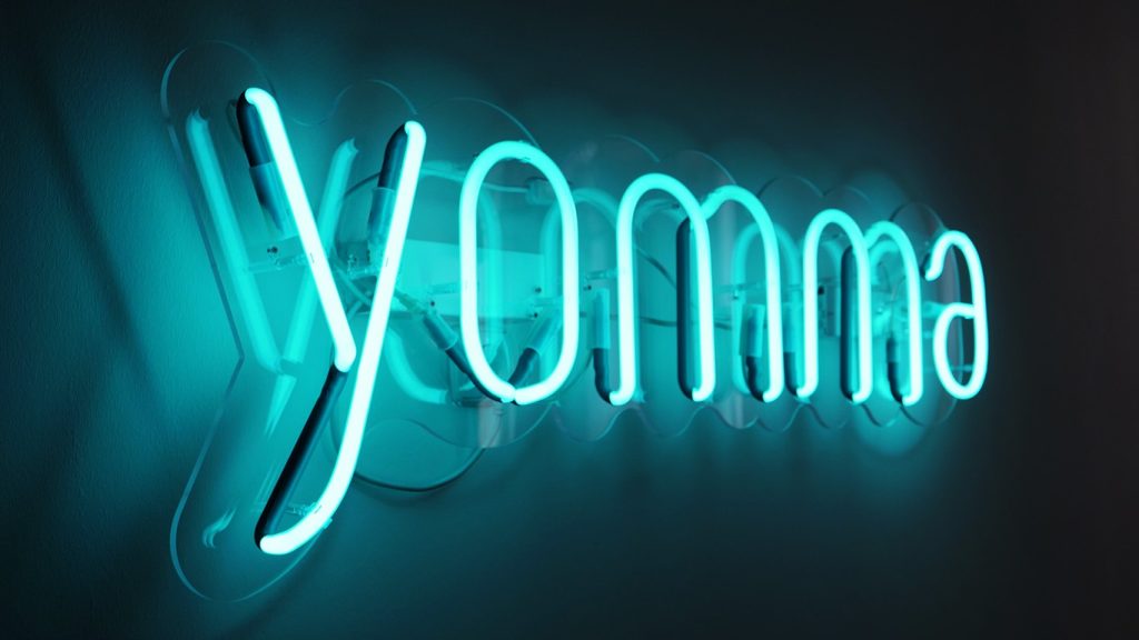 yomma Gebärdensprachvideos, Logo als Lampe leuchtet Türkis