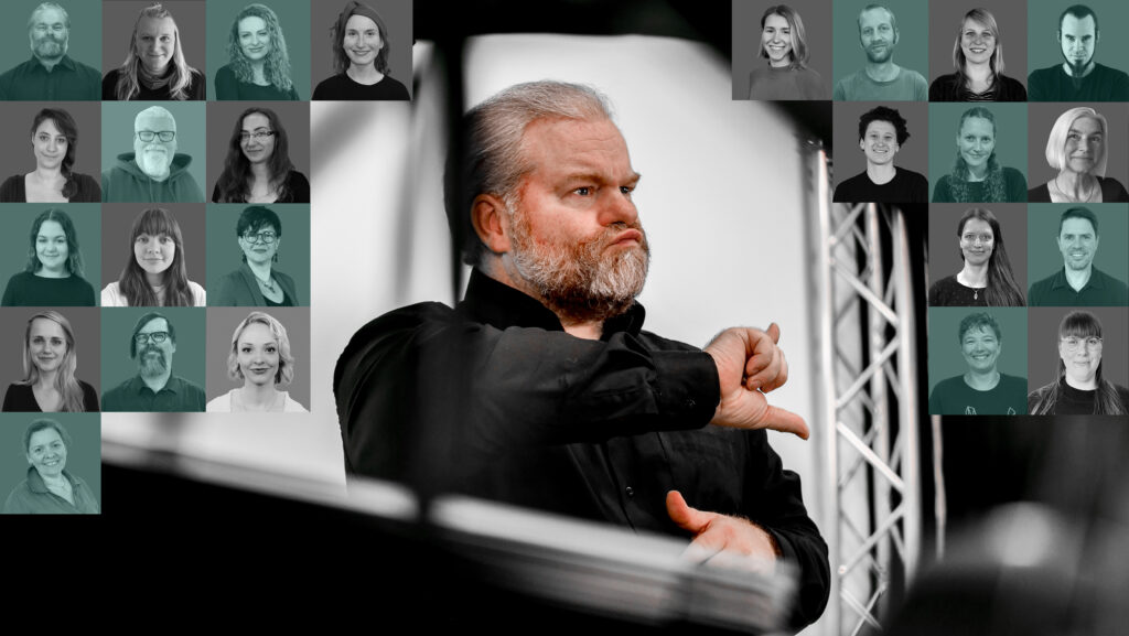 „Teamfoto von yomma: In der Mitte ein Gebärdensprachdolmetscher, der Deutsche Gebärdensprache (DGS) ausführt. Um ihn herum Porträtfotos des yomma-Teams aus Gebärdensprachdolmetscherinnen, Projektmanagerinnen sowie Fachkräften aus Film- und Medientechnik. Das Team produziert Gebärdensprachvideos und Gebärdensprachfilme für barrierefreie Kommunikation nach BITV 2.0, unter anderem für Websites, Museen und Videoguides. Unten links das yomma-Logo.“ Das Team von yomma Gebärdensprachdolmetschen & Übersetzung Markus Gebärdensprachdolmetscher für Deutsche Gebärdensprache (DGS), American Sign Language (ASL) und Internationale Gebärdensprache. Er übersetzt Aufnahmen und Texte für Gebärdensprachvideos und Gebärdensprachfilme, übernimmt die Filmkontrolle und ist für die Ausbildung des Nachwuchses tauber Dolmetschender zuständig. Mathias Gebärdensprachdolmetscher für Deutsche und Internationale Gebärdensprache. Er übersetzt Aufnahmen und Texte für Gebärdensprachvideos und -filme in DGS, übernimmt die Filmkontrolle und ist an der Ausbildung tauber Dolmetschender beteiligt. Zudem ist er Schauspieler und Künstler für die taube Community. David Gebärdensprachdolmetscher bei yomma. Zuständig für den Bereich Avatar für Gebärdensprachvideos und -filme in Zusammenarbeit mit der Carmel GmbH. Übersetzt Aufnahmen und Texte in DGS und arbeitet als Projektmitarbeiter bei yoDGS, der Lern-App für Gebärdensprache von yomma. Sonja Gebärdensprachdolmetscherin. Verantwortlich für den Avatar-Bereich für Gebärdensprachvideos und -filme in Zusammenarbeit mit der Carmel GmbH. Mitarbeit am Projekt SQAT, das Gebärdensprache in Textform umsetzt. Ronja Gebärdensprachdolmetscherin für Laut- und Gebärdensprache. Zuständig für Textarbeit und Filmkontrolle von Gebärdensprachvideos und Gebärdensprachfilmen. Sabine Gebärdensprachdolmetscherin für DGS. Sie übersetzt Videos, Filme und Texte für Gebärdensprachvideos und -filme. Erfahrung in Deaf Performance und Musik-Performance, unter anderem Übersetzungen von Barbie – The Movie und Kinderbüchern. Sina Gebärdensprachdolmetscherin für Laut- und Gebärdensprache sowie Leiterin des Bereichs Dolmetschen bei yomma GmbH. Zuständig für Textarbeit und Filmkontrolle von Gebärdensprachvideos und -filmen. Hanna Gebärdensprachdolmetscherin für Laut- und Gebärdensprache. Verantwortlich für Textarbeit und Filmkontrolle von Gebärdensprachvideos und Gebärdensprachfilmen. Verena (Dolmetschen) Gebärdensprachdolmetscherin für Laut- und Gebärdensprache. Tätig im Bereich Textarbeit für Gebärdensprachvideos und Gebärdensprachfilme. Hilke Gebärdensprachdolmetscherin für den Bereich Social Media mit Gebärdensprachvideos für die taube Community. Josephine Gebärdensprachdolmetscherin für Laut- und Gebärdensprache. Arbeitet im Bereich Textarbeit für Gebärdensprachvideos und Gebärdensprachfilme. Projektmanagement & Organisation Sandra Projektmanagerin. Zuständig für das Management von Gebärdensprachvideos und -filmen, Kundenbetreuung sowie Projekte nach BITV 2.0 und Videoguides für Museen. Zudem tätig als Gebärdensprachdolmetscherin. Darlene Gebärdensprachdolmetscherin für Laut- und Gebärdensprache. Anzhelika Projektmanagerin. Verantwortlich für BITV-2.0-Projekte, Videoguides für Museen, Untertitelung und Kundenkontakt. Zusätzlich tätig als Gebärdensprachdolmetscherin (DGS). Karolina Projektmanagerin. Zuständig für Gebärdensprachvideos und -filme, Videoguides für Museen, BITV-2.0-Projekte, Kundenkontakt und Untertitelung. Filmtechnik, Schnitt & Medienproduktion Mirko Zuständig für Filmtechnik, Filmschnitt und Webadministration bei yomma GmbH. Arbeitet an BITV-2.0-Projekten, Videoguides für Museen sowie an Image- und Werbefilmen mit Gebärdensprache für Social Media. Verantwortlich für Grafik und Greenscreen. Dirk Filmtechnik und Filmschnitt für Gebärdensprachvideos und -filme, unter anderem für BITV-Projekte, Museen und die App yoDGS. Erik Produktionsleiter für Gebärdensprachvideos und -filme. Zuständig für BITV-2.0-Projekte, Videoguides für Museen, Grafik, Animation und Filmschnitt. Linguistik, Untertitelung & Geschäftsführung Corinna Tätig im Bereich Gebärdensprachlinguistik. Verantwortlich für Avatar-Projekte für Gebärdensprachvideos und -filme in Zusammenarbeit mit der Carmel GmbH. Eva Zuständig für Untertitelung von Gebärdensprachvideos und -filmen sowie für die Vertonung der Untertitel in Lautsprache. Danila, Verena, Sabrina und Janna sind Kommunikationsassistentinnen im Team.