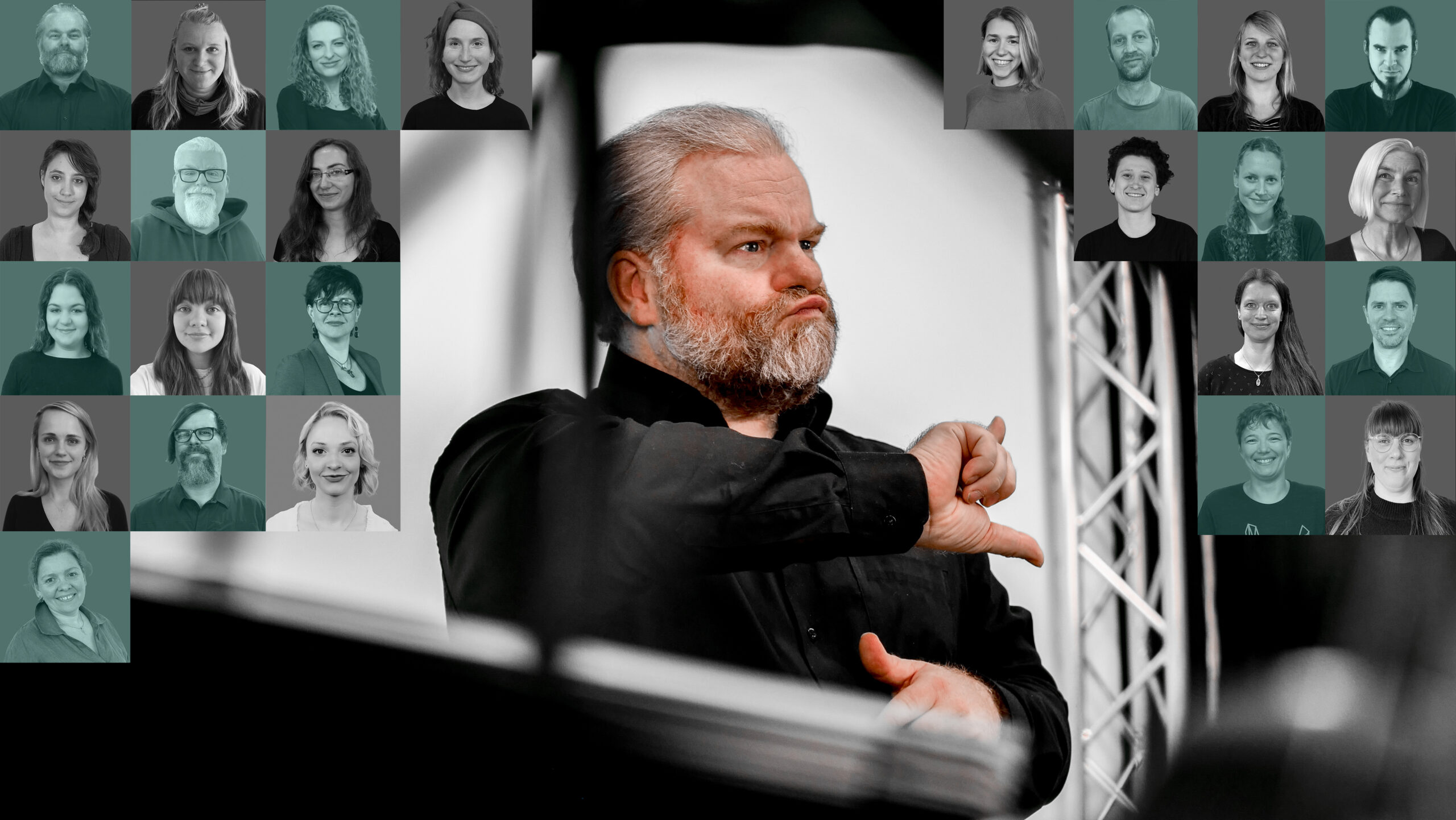 „Teamfoto von yomma: In der Mitte ein Gebärdensprachdolmetscher, der Deutsche Gebärdensprache (DGS) ausführt. Um ihn herum Porträtfotos des yomma-Teams aus Gebärdensprachdolmetscherinnen, Projektmanagerinnen sowie Fachkräften aus Film- und Medientechnik. Das Team produziert Gebärdensprachvideos und Gebärdensprachfilme für barrierefreie Kommunikation nach BITV 2.0, unter anderem für Websites, Museen und Videoguides. Unten links das yomma-Logo.“ Das Team von yomma Gebärdensprachdolmetschen & Übersetzung Markus Gebärdensprachdolmetscher für Deutsche Gebärdensprache (DGS), American Sign Language (ASL) und Internationale Gebärdensprache. Er übersetzt Aufnahmen und Texte für Gebärdensprachvideos und Gebärdensprachfilme, übernimmt die Filmkontrolle und ist für die Ausbildung des Nachwuchses tauber Dolmetschender zuständig. Mathias Gebärdensprachdolmetscher für Deutsche und Internationale Gebärdensprache. Er übersetzt Aufnahmen und Texte für Gebärdensprachvideos und -filme in DGS, übernimmt die Filmkontrolle und ist an der Ausbildung tauber Dolmetschender beteiligt. Zudem ist er Schauspieler und Künstler für die taube Community. David Gebärdensprachdolmetscher bei yomma. Zuständig für den Bereich Avatar für Gebärdensprachvideos und -filme in Zusammenarbeit mit der Carmel GmbH. Übersetzt Aufnahmen und Texte in DGS und arbeitet als Projektmitarbeiter bei yoDGS, der Lern-App für Gebärdensprache von yomma. Sonja Gebärdensprachdolmetscherin. Verantwortlich für den Avatar-Bereich für Gebärdensprachvideos und -filme in Zusammenarbeit mit der Carmel GmbH. Mitarbeit am Projekt SQAT, das Gebärdensprache in Textform umsetzt. Ronja Gebärdensprachdolmetscherin für Laut- und Gebärdensprache. Zuständig für Textarbeit und Filmkontrolle von Gebärdensprachvideos und Gebärdensprachfilmen. Sabine Gebärdensprachdolmetscherin für DGS. Sie übersetzt Videos, Filme und Texte für Gebärdensprachvideos und -filme. Erfahrung in Deaf Performance und Musik-Performance, unter anderem Übersetzungen von Barbie – The Movie und Kinderbüchern. Sina Gebärdensprachdolmetscherin für Laut- und Gebärdensprache sowie Leiterin des Bereichs Dolmetschen bei yomma GmbH. Zuständig für Textarbeit und Filmkontrolle von Gebärdensprachvideos und -filmen. Hanna Gebärdensprachdolmetscherin für Laut- und Gebärdensprache. Verantwortlich für Textarbeit und Filmkontrolle von Gebärdensprachvideos und Gebärdensprachfilmen. Verena (Dolmetschen) Gebärdensprachdolmetscherin für Laut- und Gebärdensprache. Tätig im Bereich Textarbeit für Gebärdensprachvideos und Gebärdensprachfilme. Hilke Gebärdensprachdolmetscherin für den Bereich Social Media mit Gebärdensprachvideos für die taube Community. Josephine Gebärdensprachdolmetscherin für Laut- und Gebärdensprache. Arbeitet im Bereich Textarbeit für Gebärdensprachvideos und Gebärdensprachfilme. Projektmanagement & Organisation Sandra Projektmanagerin. Zuständig für das Management von Gebärdensprachvideos und -filmen, Kundenbetreuung sowie Projekte nach BITV 2.0 und Videoguides für Museen. Zudem tätig als Gebärdensprachdolmetscherin. Darlene Gebärdensprachdolmetscherin für Laut- und Gebärdensprache. Anzhelika Projektmanagerin. Verantwortlich für BITV-2.0-Projekte, Videoguides für Museen, Untertitelung und Kundenkontakt. Zusätzlich tätig als Gebärdensprachdolmetscherin (DGS). Karolina Projektmanagerin. Zuständig für Gebärdensprachvideos und -filme, Videoguides für Museen, BITV-2.0-Projekte, Kundenkontakt und Untertitelung. Filmtechnik, Schnitt & Medienproduktion Mirko Zuständig für Filmtechnik, Filmschnitt und Webadministration bei yomma GmbH. Arbeitet an BITV-2.0-Projekten, Videoguides für Museen sowie an Image- und Werbefilmen mit Gebärdensprache für Social Media. Verantwortlich für Grafik und Greenscreen. Dirk Filmtechnik und Filmschnitt für Gebärdensprachvideos und -filme, unter anderem für BITV-Projekte, Museen und die App yoDGS. Erik Produktionsleiter für Gebärdensprachvideos und -filme. Zuständig für BITV-2.0-Projekte, Videoguides für Museen, Grafik, Animation und Filmschnitt. Linguistik, Untertitelung & Geschäftsführung Corinna Tätig im Bereich Gebärdensprachlinguistik. Verantwortlich für Avatar-Projekte für Gebärdensprachvideos und -filme in Zusammenarbeit mit der Carmel GmbH. Eva Zuständig für Untertitelung von Gebärdensprachvideos und -filmen sowie für die Vertonung der Untertitel in Lautsprache. Danila, Verena, Sabrina und Janna sind Kommunikationsassistentinnen im Team.