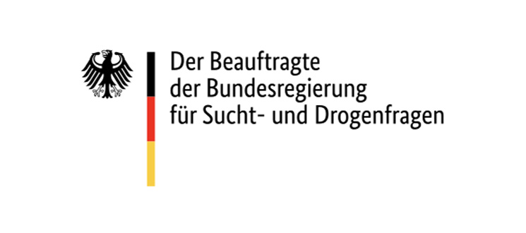 Logo des Beauftragten der Bundesregierung für Sucht- und Drogenfragen mit Bundesadler und Schriftzug. Digitale Informationsangebote werden durch Gebärdensprachvideos barrierefrei in Deutscher Gebärdensprache (DGS) zugänglich gemacht.