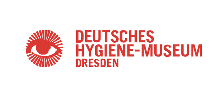 Logo des Deutschen Hygiene-Museums Dresden mit rotem Augensymbol und Schriftzug. Besucher erhalten über einen Multimedia-Guide barrierefreie Informationen durch Gebärdensprachvideos in Deutscher Gebärdensprache (DGS).