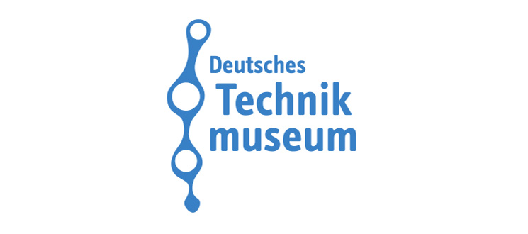 Logo des Deutschen Technikmuseums mit blauem Schriftzug und stilisiertem Symbol. Besucher erhalten über einen Multimedia-Guide barrierefreie Informationen durch Gebärdensprachvideos in Deutscher Gebärdensprache (DGS).