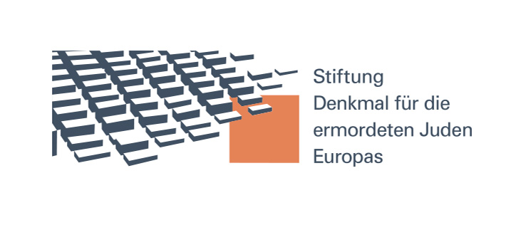 Logo der Stiftung Denkmal für die ermordeten Juden Europas – stilisierte Darstellung des Holocaust-Mahnmals mit Schriftzug auf hellem Hintergrund. Vor Ort unterstützen Gebärdensprachvideos und ein Multimedia-Guide die barrierefreie Vermittlung von Informationen in Deutscher Gebärdensprache (DGS).